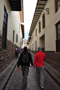 Com o Gustavo, caminhando em rua do centro de Cusco, no Peru